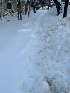 В Калуге после очистки проезжей части снег свалили на тротуар